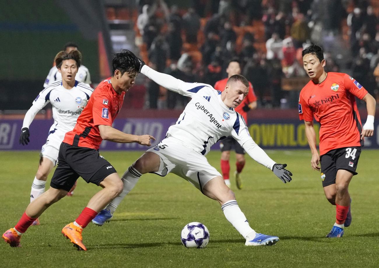 江原対町田　後半、競り合う町田・デューク（右から2人目）（共同）