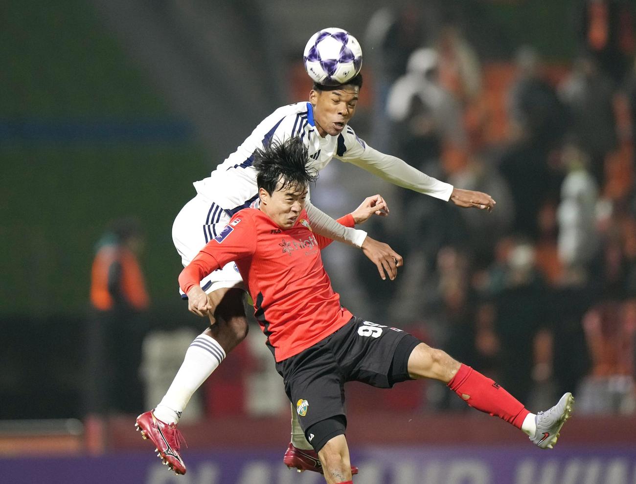 町田対江原　後半、ヘディングで競り合う町田・望月（上）（共同）