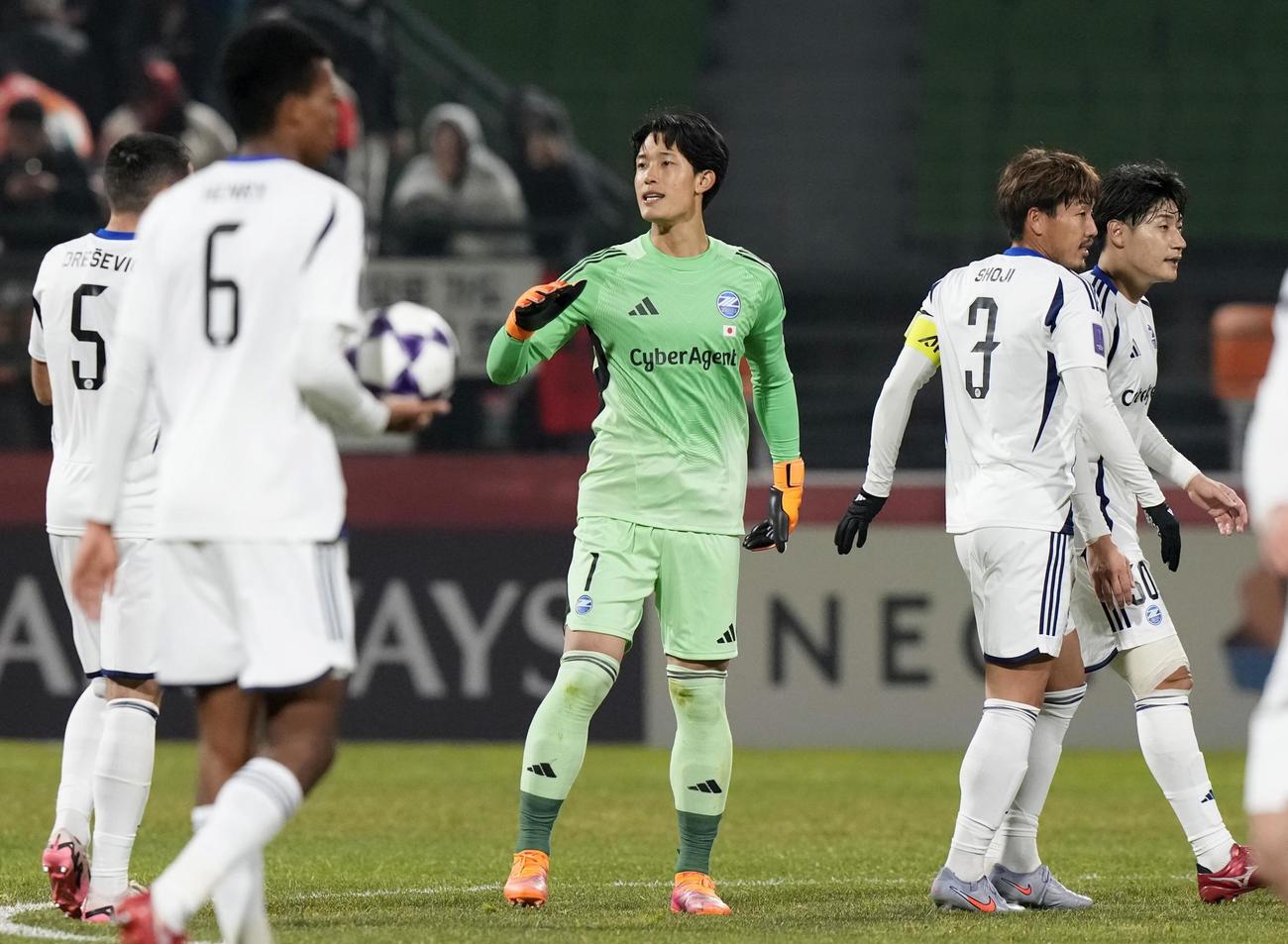 江原対町田　江原に勝利し喜ぶ町田・GK谷（中央）ら（共同）