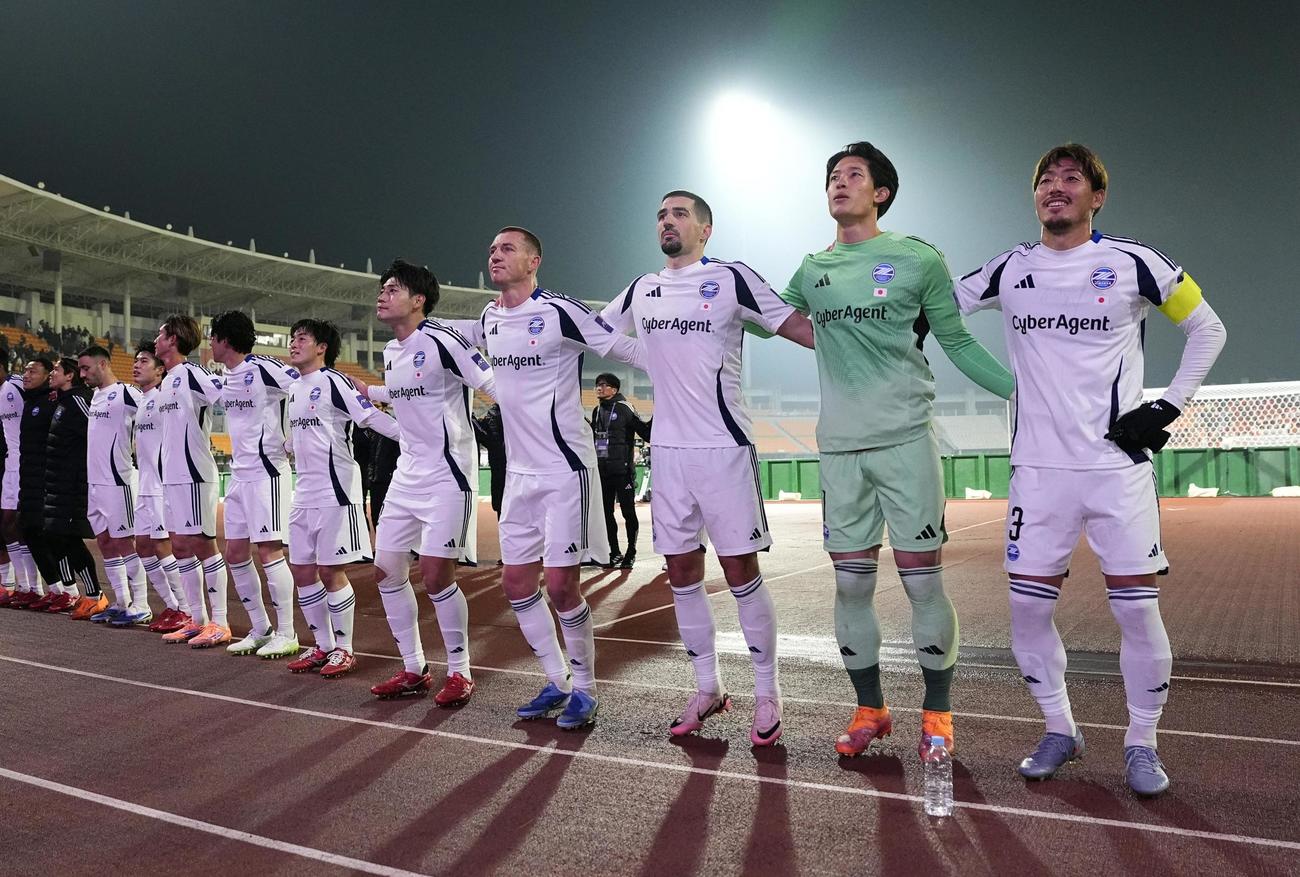 江原対町田　江原に勝利し、サポーターと喜びを分かち合う昌子（右端）ら町田の選手たち（共同）