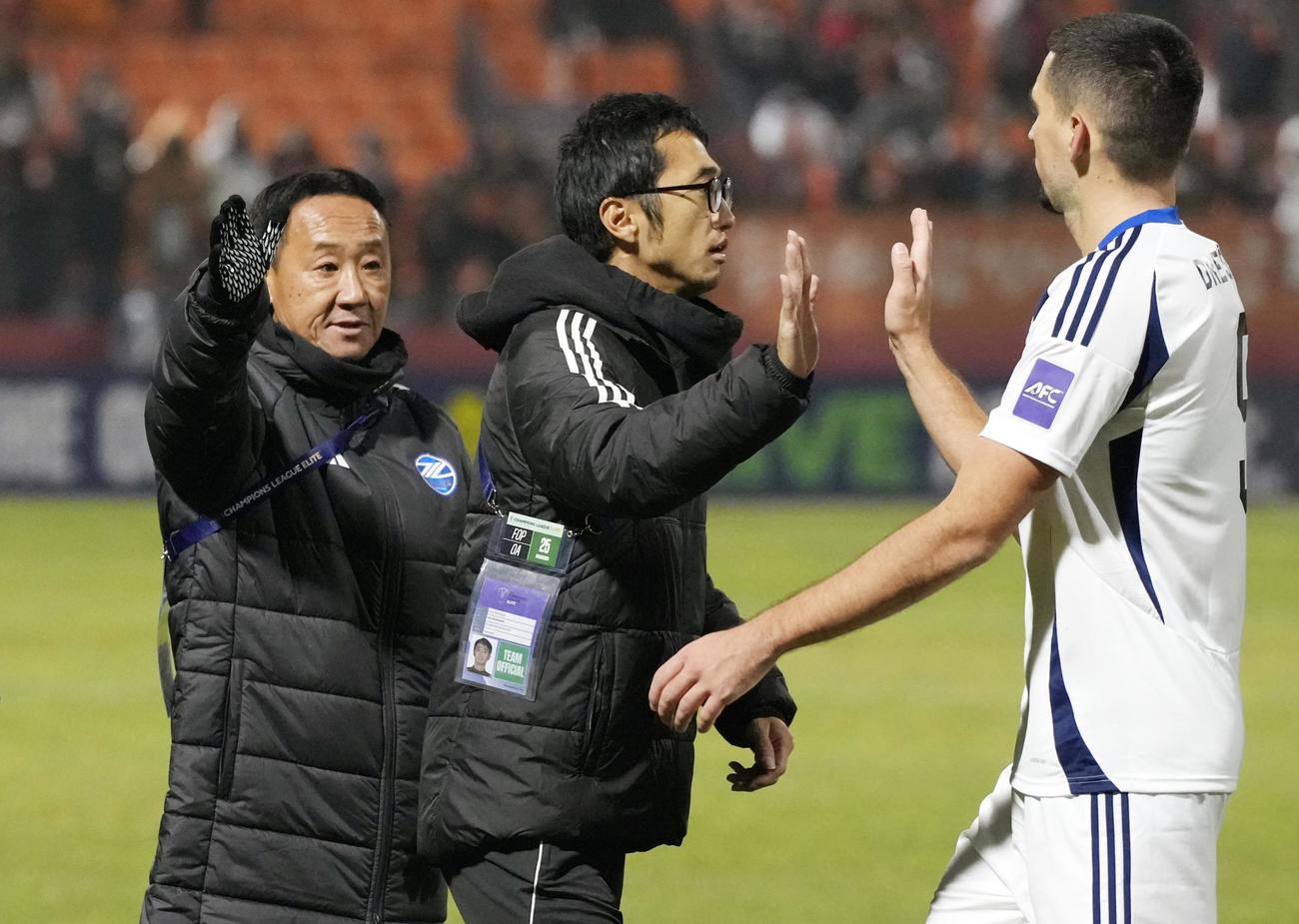 江原対町田　江原に勝利し、タッチを交わす町田・黒田監督（左）（共同）