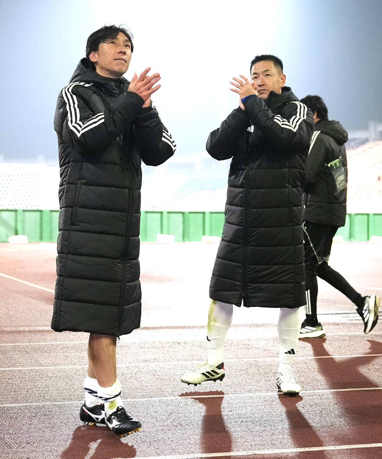 江原対町田　江原に勝利し、サポーターの声援に応える町田の下田（左）と仙頭（共同）