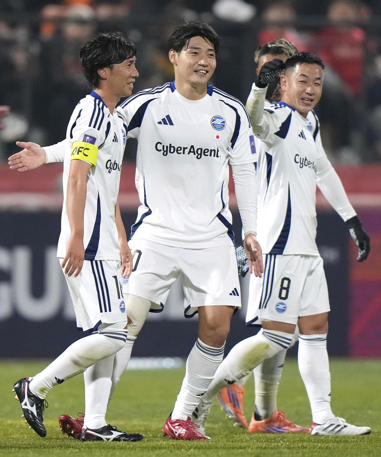 江原対町田　前半、下田（左）が2点目のゴールを決め、喜ぶ町田・仙頭（右）ら（共同）