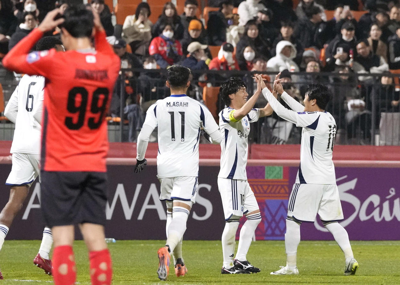 町田対江原　前半、FKでチーム2点目のゴールを決め、タッチを交わす町田の下田（右から2人目）（共同）