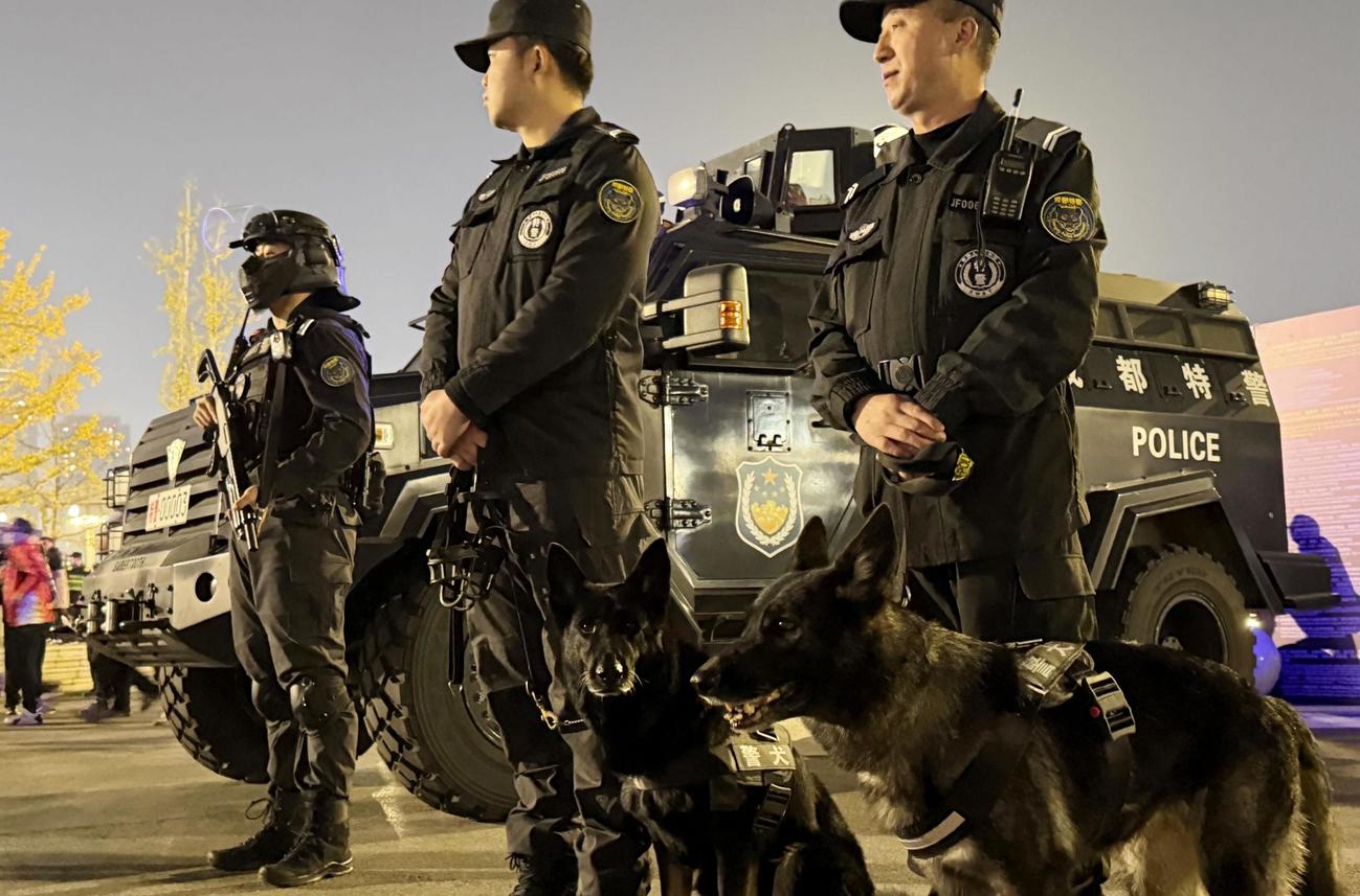 広島と成都が対戦するスタジアム周辺で警戒する警官＝25日、中国四川省成都市（共同）