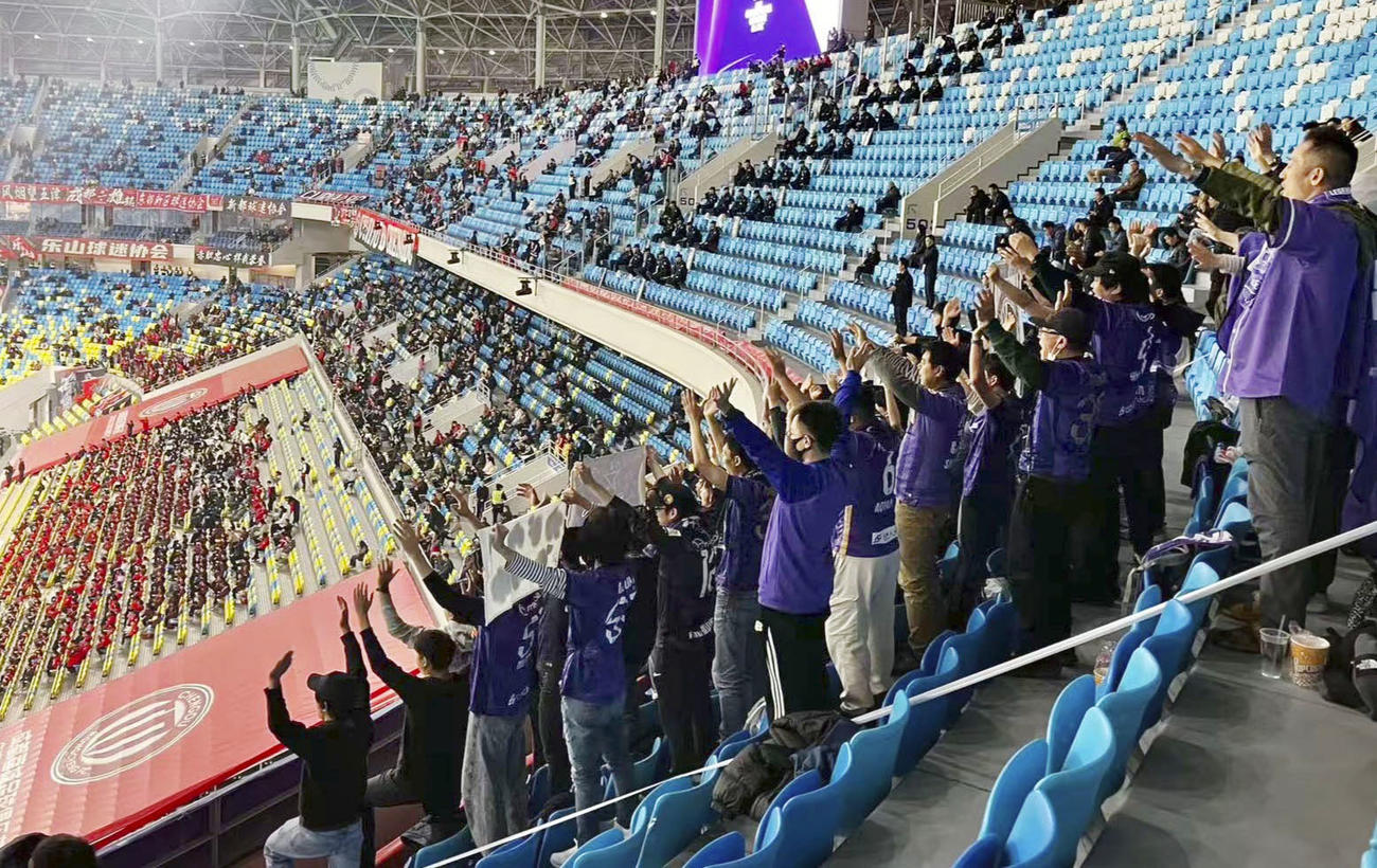 サッカーのACLEで成都サポーターと離れた観客席から広島に声援を送るサポーター＝25日、中国四川省成都（共同）