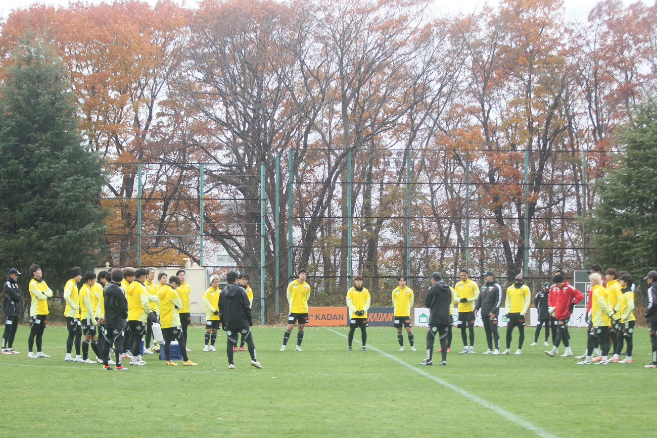 練習を終え、森山監督の熱い言葉を聞くJ2仙台の選手たち（撮影・高橋香奈）