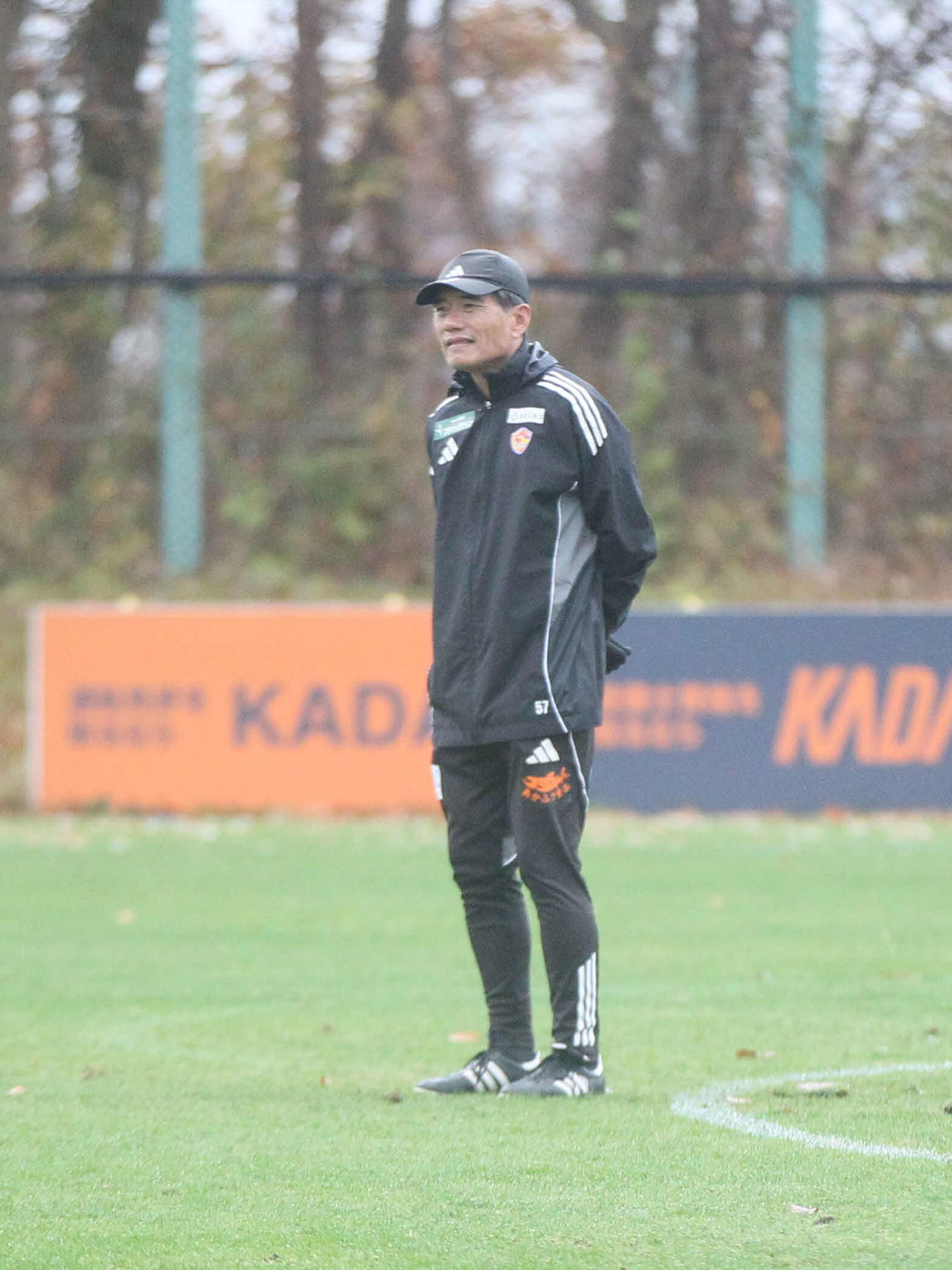 練習中の選手たちを見つめるJ2仙台・森山監督（撮影・高橋香奈）