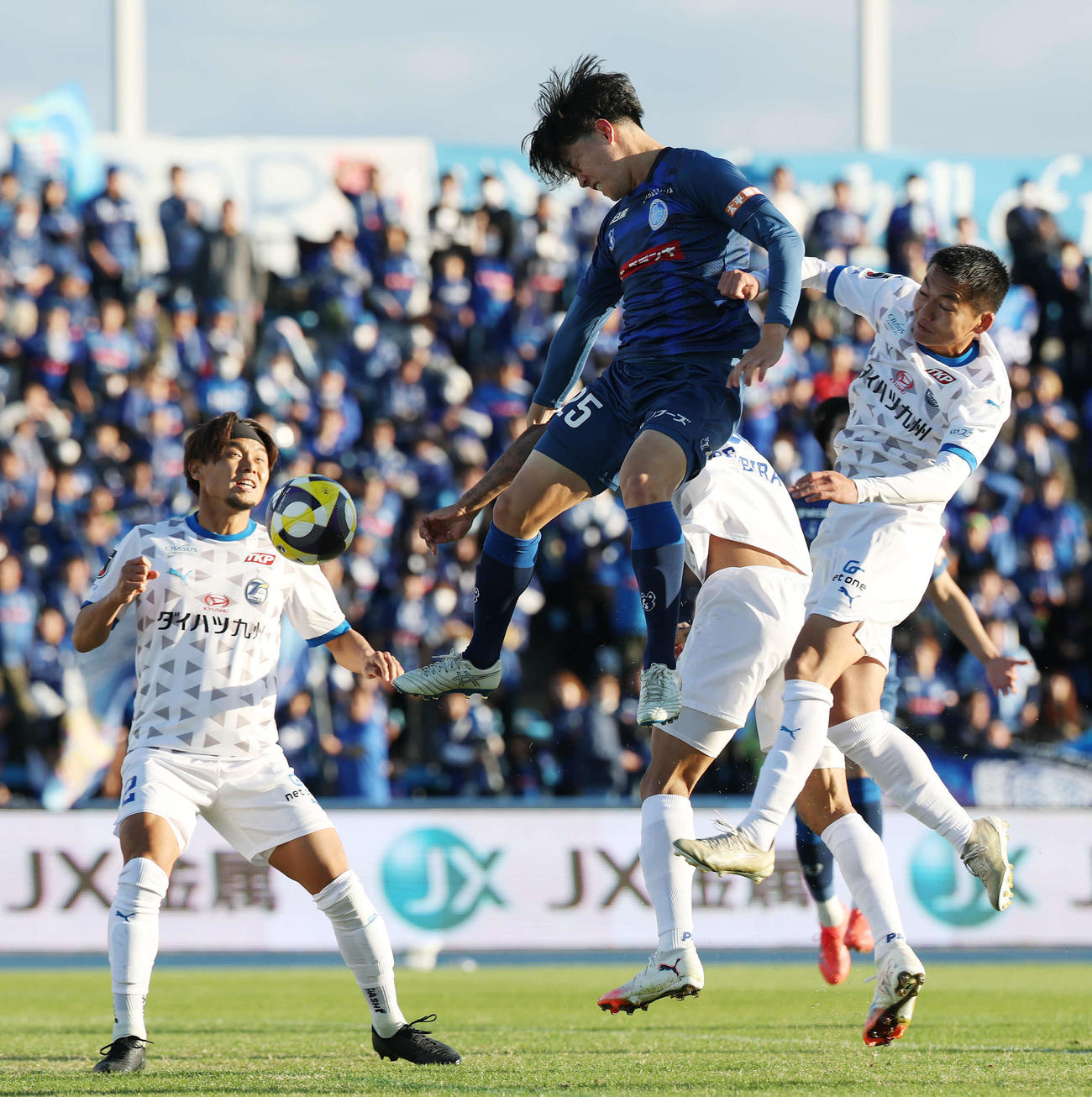 水戸対大分　後半、ヘディングで先制ゴールを決める水戸多田（中央）（撮影・宮地輝）