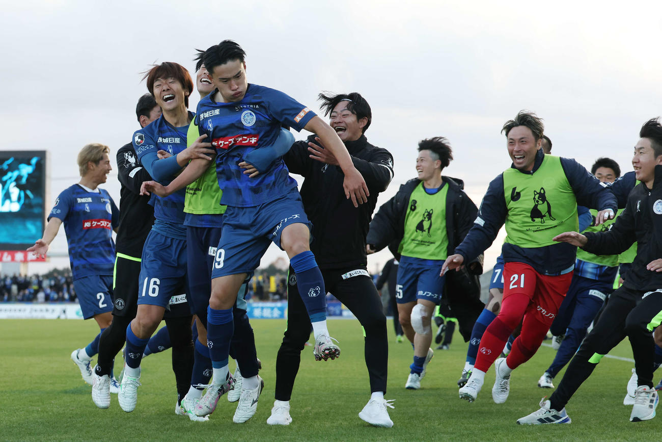 水戸対大分　後半、ゴールを決めチームメートと喜びを爆発させる水戸山本（撮影・宮地輝）