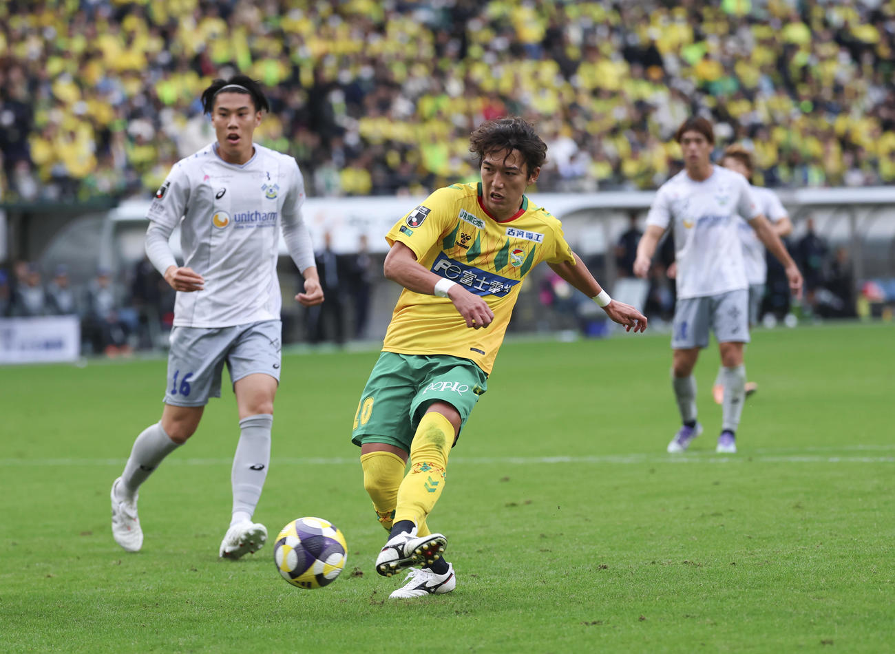 千葉対今治　後半、ゴールを決める千葉石川（撮影・増田悦実）