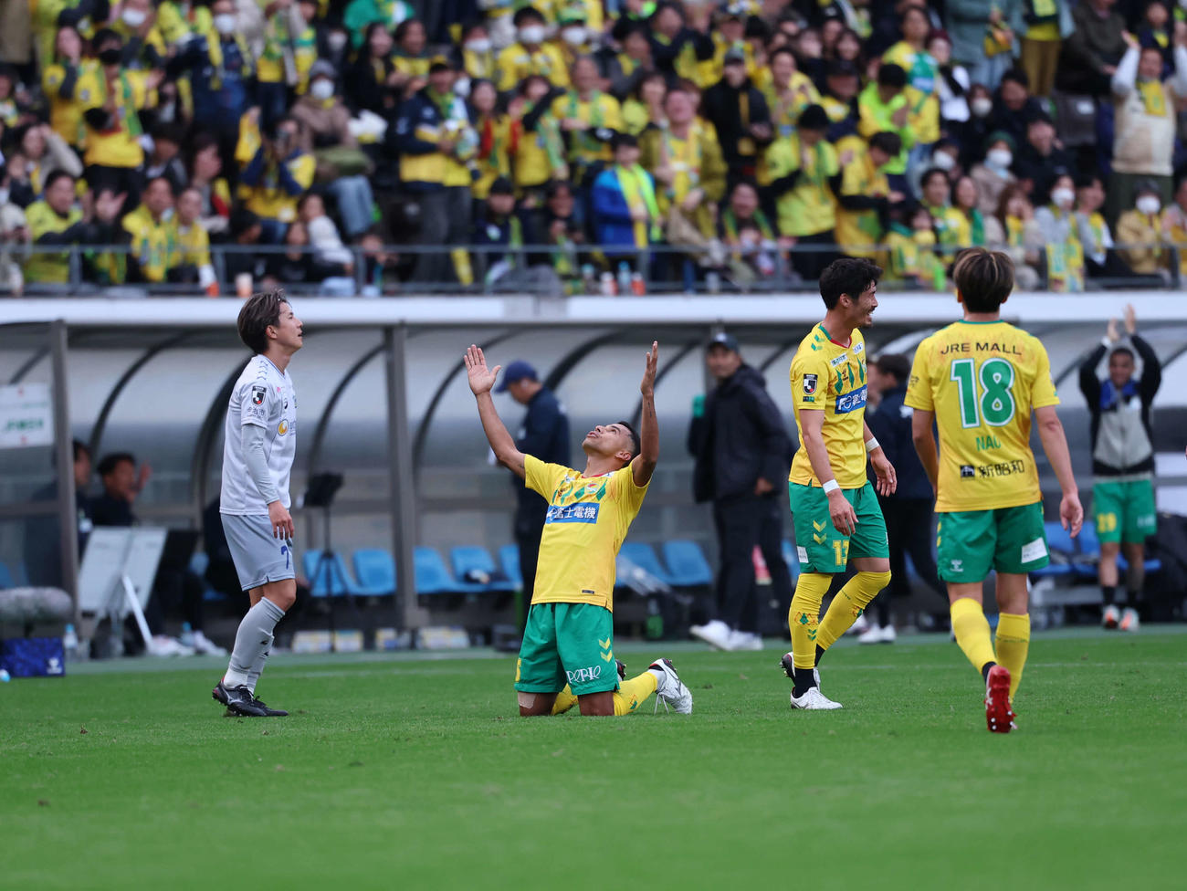千葉対今治　後半、ゴールを決め天を仰ぐ千葉エドゥアルド（撮影・増田悦実）