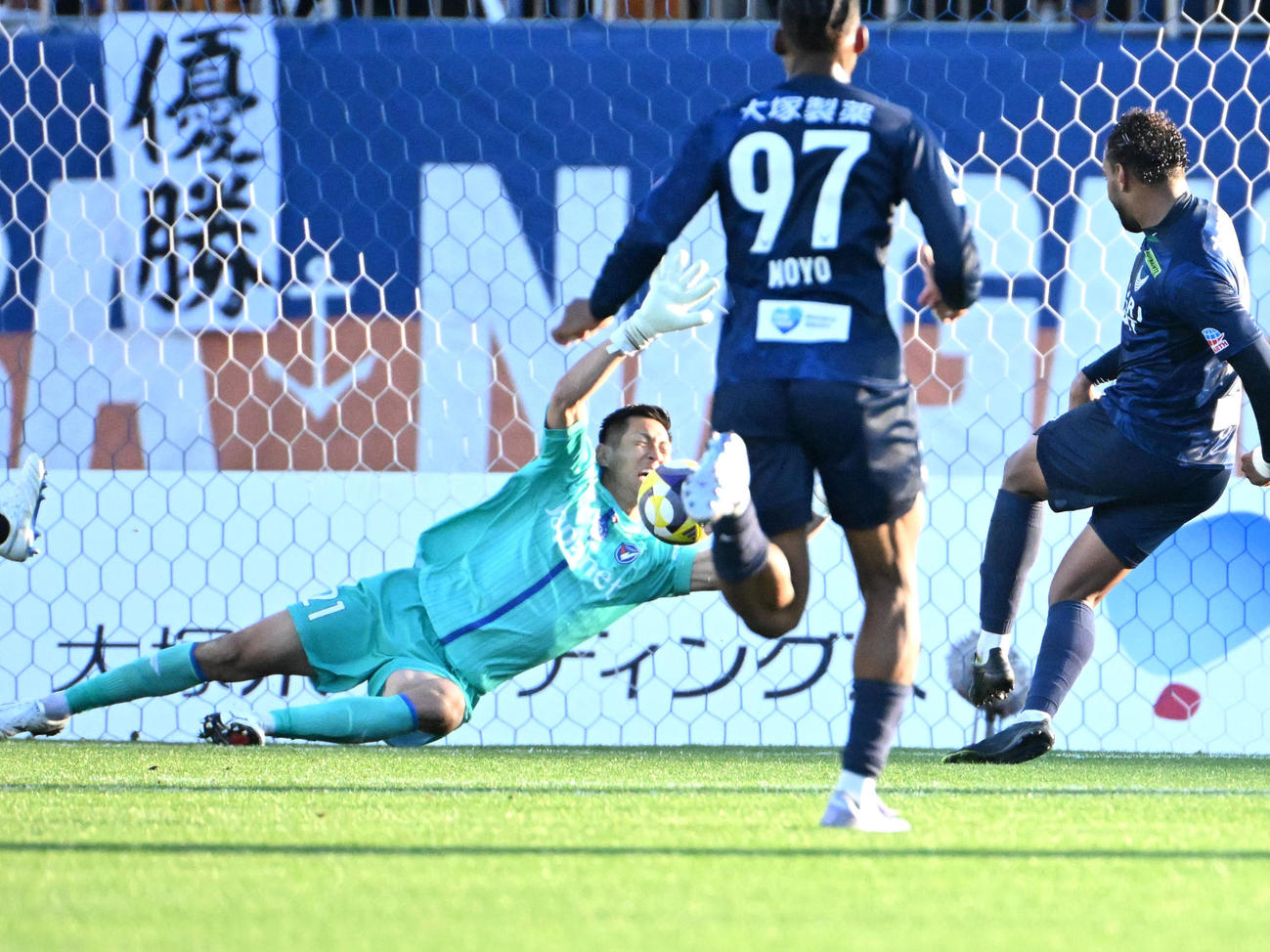 徳島対長崎　後半、徳島アンデルソン（右）のシュートを止める長崎GK後藤（左）（撮影・石井愛子）