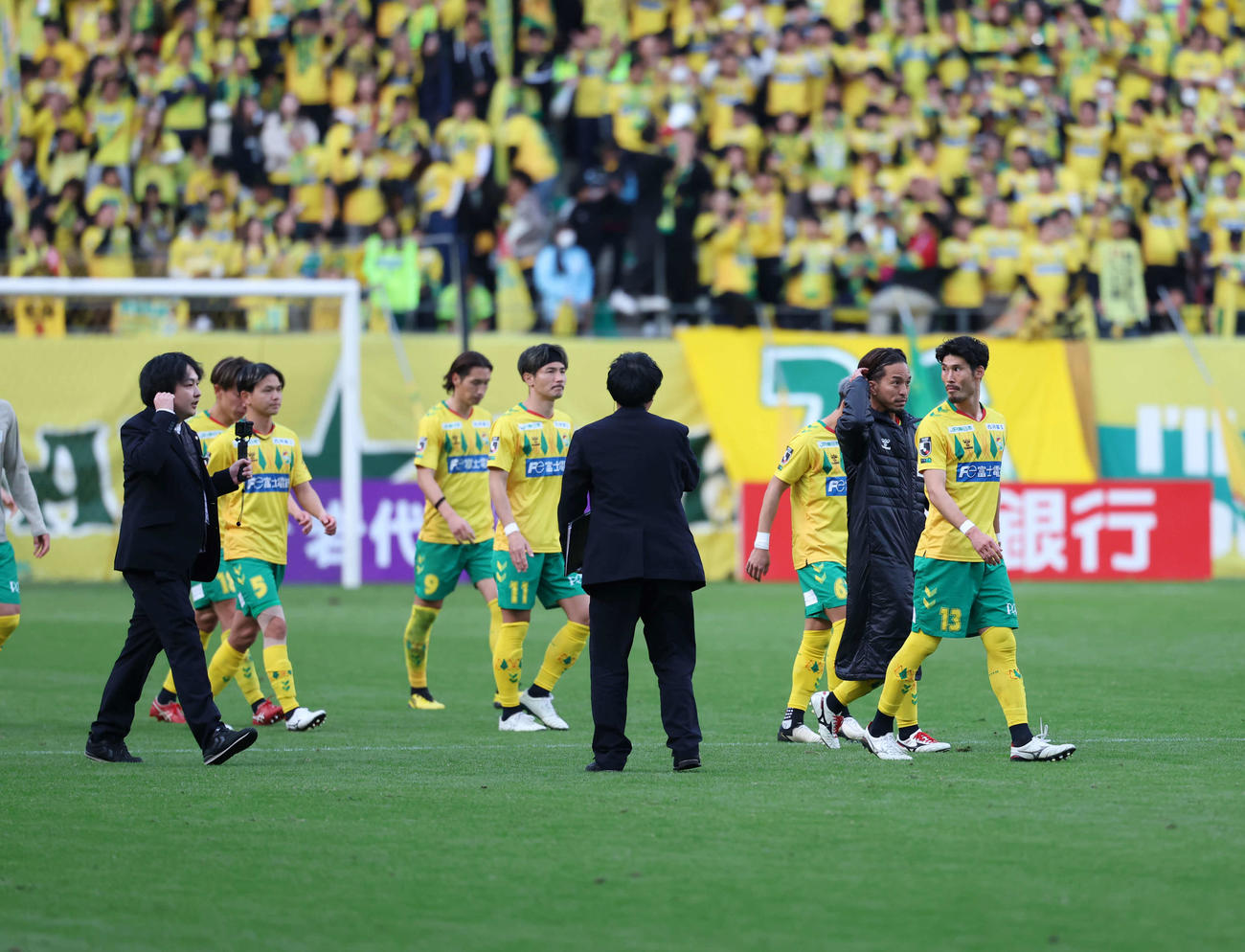 千葉対今治　試合後、昇格が決まらずがっくりとする千葉イレブン（撮影・増田悦実）