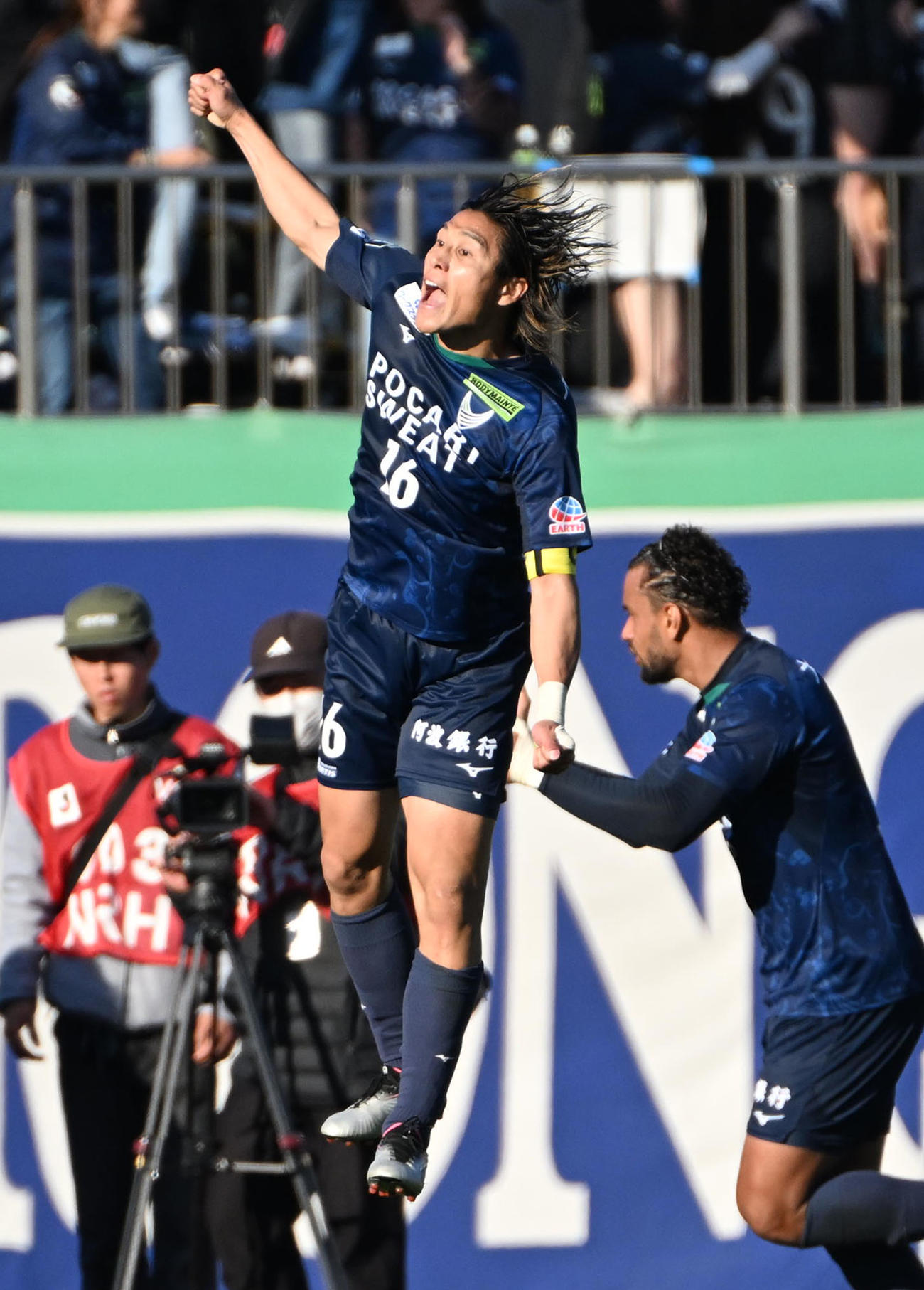 徳島対長崎　前半、ゴールを決めジャンプをして喜ぶ徳島渡（左）（撮影・石井愛子）