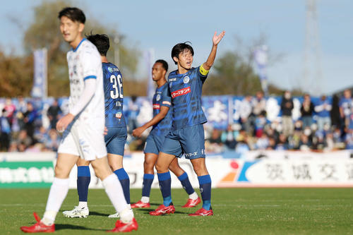 水戸対大分　前半を終え引き揚げる水戸大崎（撮影・宮地輝）