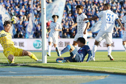 水戸対大分　後半、ヘディングで先制ゴールを決めた水戸多田（中央）（撮影・宮地輝）