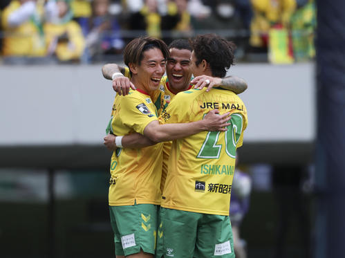 千葉対今治　後半、今治のオウンゴールで得点し喜ぶ千葉イレブン（撮影・増田悦実）