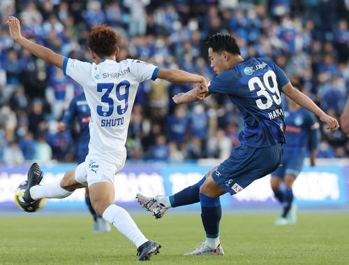 水戸対大分　後半、右足を振り抜きゴールを決める水戸山本（撮影・宮地輝）