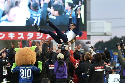 水戸対大分　J2優勝しJ1初昇格を決め選手たちに胴上げされる水戸森監督（撮影・宮地輝）
