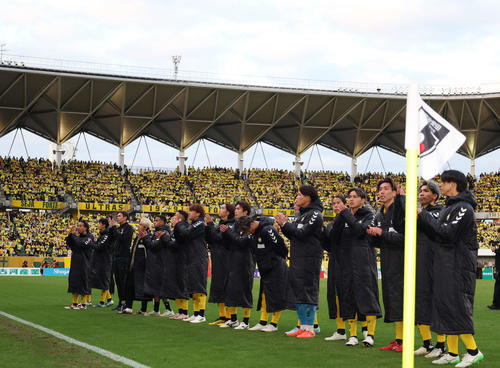 千葉対今治　勝利しファンにあいさつする千葉イレブン（撮影・増田悦実）