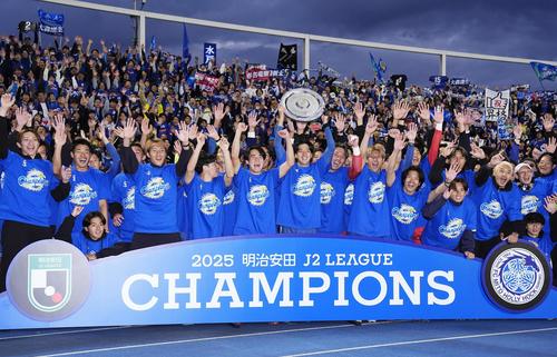 水戸対大分　大分を破りJ2優勝とクラブ初のJ1昇格を決め、サポーターと喜びを分かち合う水戸の選手たち（共同）