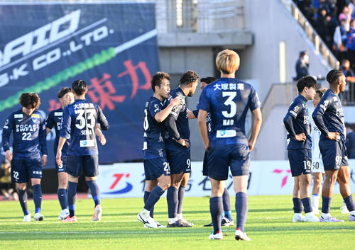 徳島対長崎　長崎に引き分け、肩を落とす徳島イレブン（撮影・石井愛子）