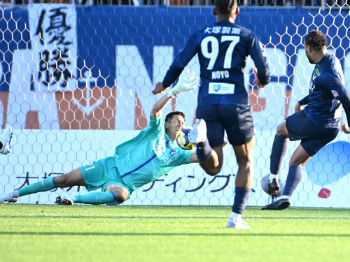 徳島対長崎　後半、徳島アンデルソン（右）のシュートを止める長崎GK後藤（左）（撮影・石井愛子）