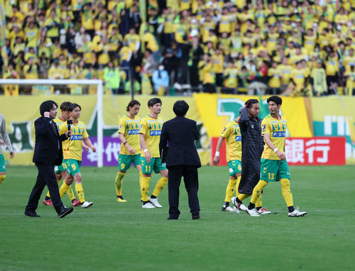 千葉対今治　試合後、昇格が決まらずがっくりとする千葉イレブン（撮影・増田悦実）