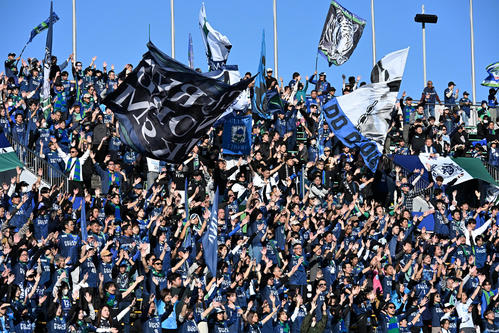 徳島対長崎　試合前、選手らに声援を送る徳島サポーター（撮影・石井愛子）