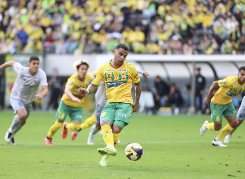 千葉対今治　前半、先制ゴールを決めるカルリーニョス（撮影・増田悦実）