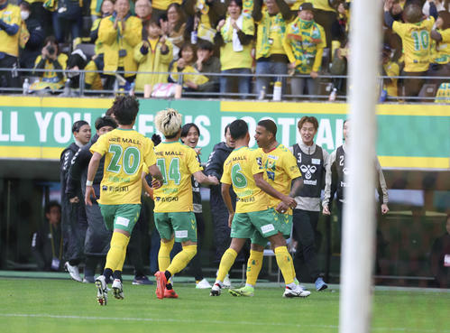 千葉対今治　前半、先制ゴールを決め喜ぶ千葉イレブン（撮影・増田悦実）