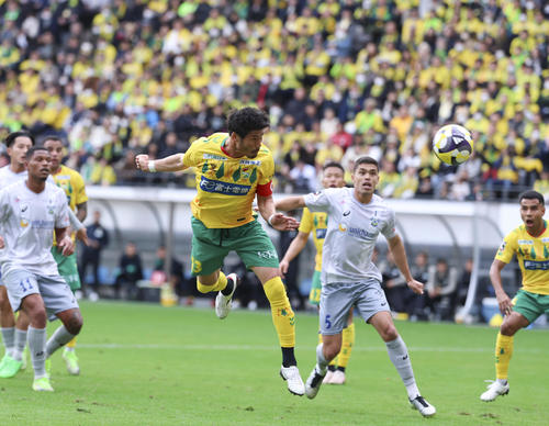 千葉対今治　前半、ヘディングシュートを決める千葉鈴木（撮影・増田悦実）