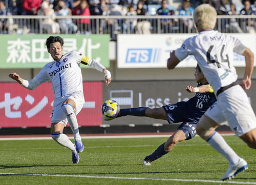 徳島対長崎　前半、先制ゴールを決める徳島・渡（奥右）（共同）