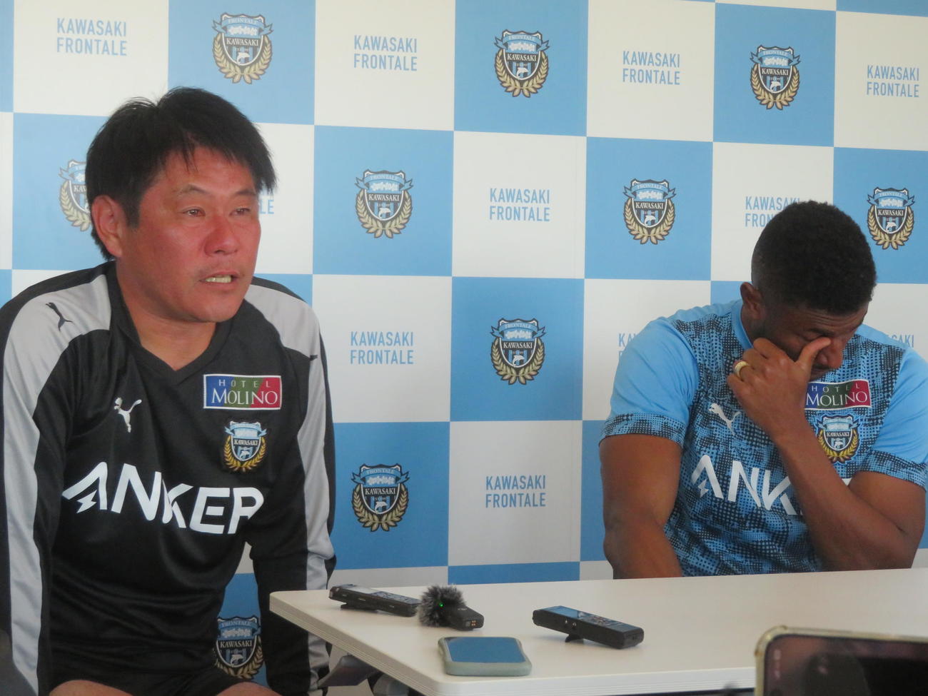 川崎フロンターレの中山和也通訳（左）と今季限りで退団するDFジェジエウ（撮影・佐藤成）