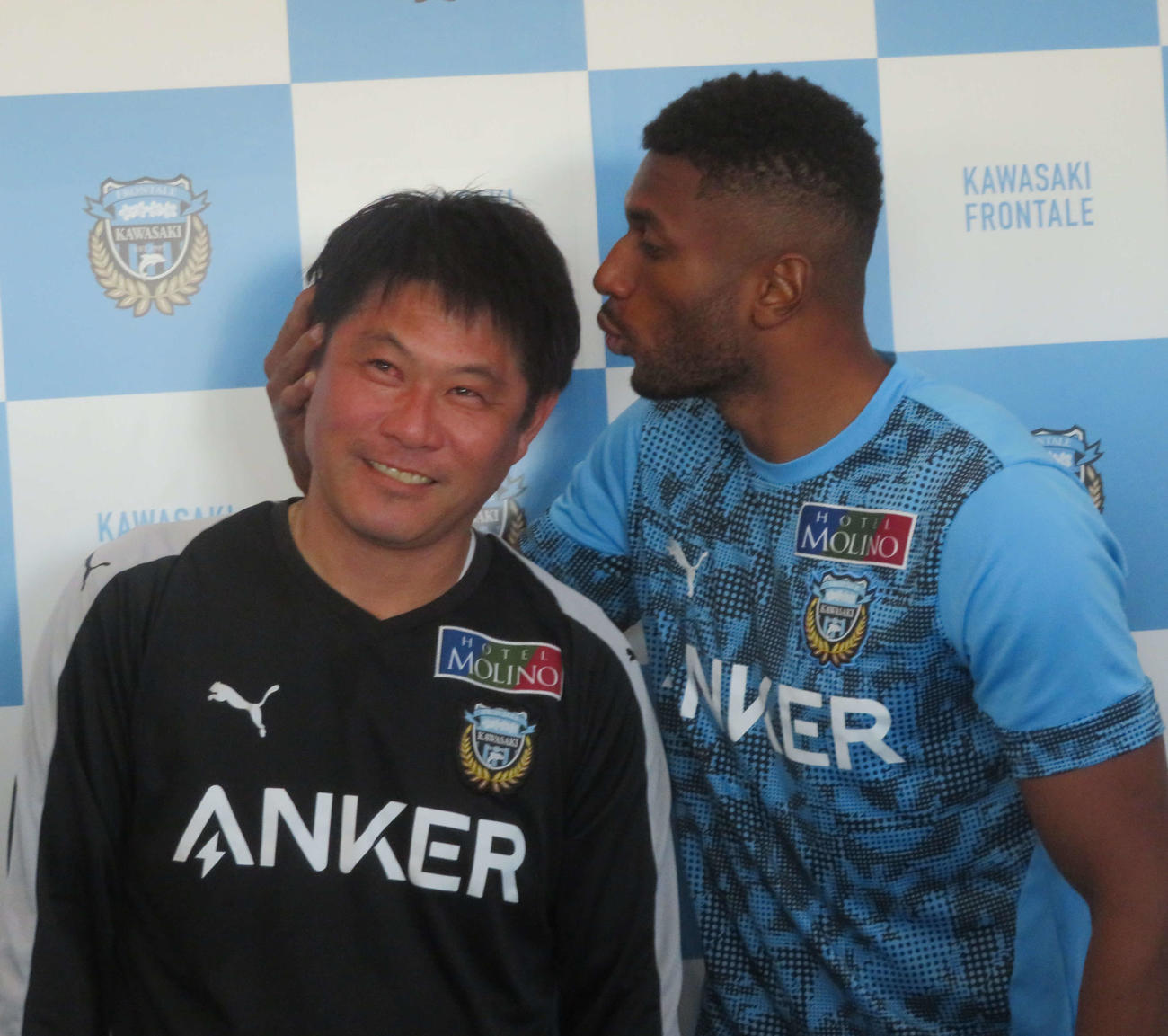 川崎フロンターレの中山和也通訳（左）と今季限りで退団するDFジェジエウ（撮影・佐藤成）