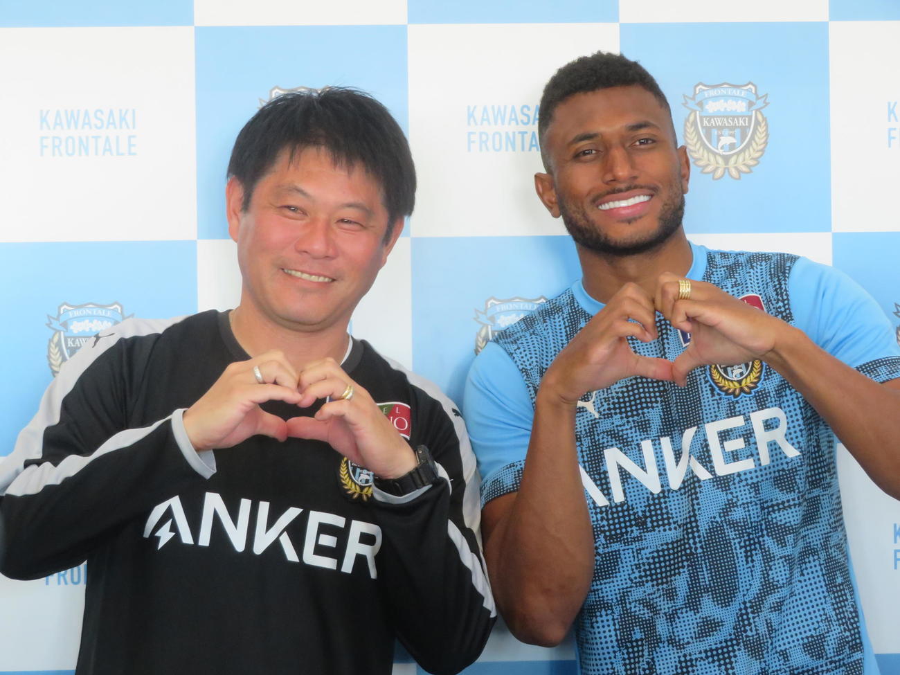 川崎フロンターレの中山和也通訳（左）と今季限りで退団するDFジェジエウ（撮影・佐藤成）