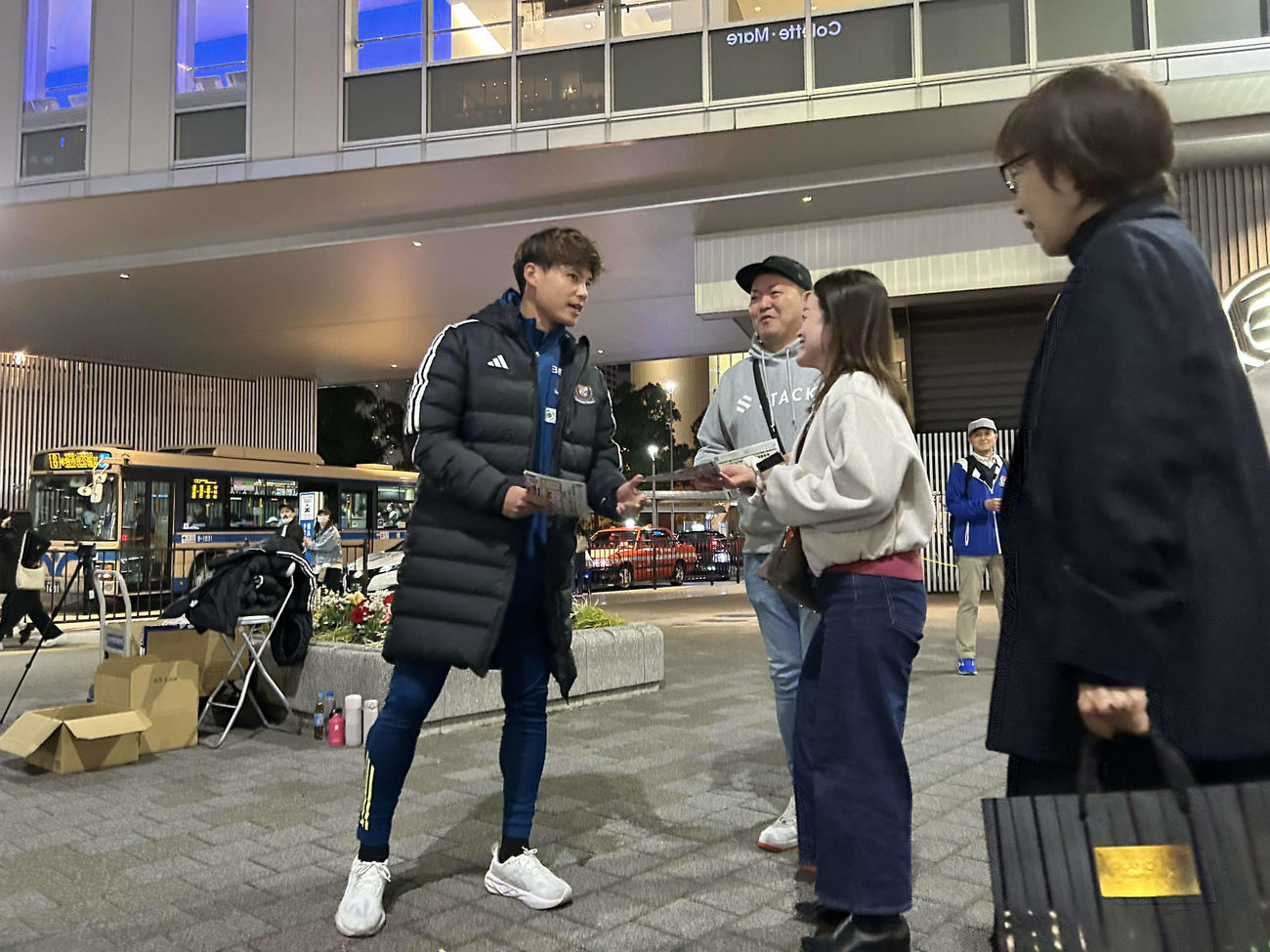 通りすがりの人にチラシを渡しながら会話する横浜FW宮市亮