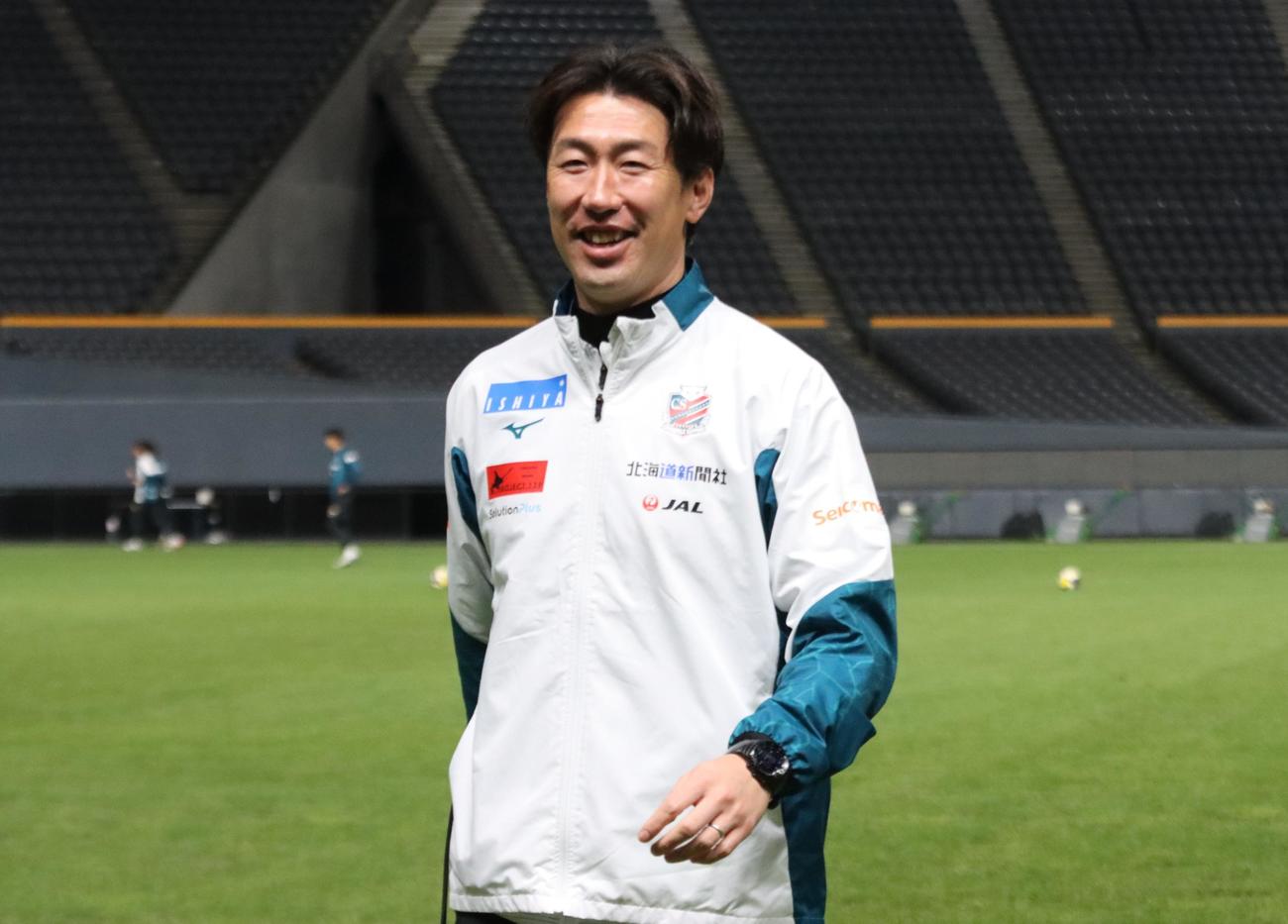 愛媛戦前日練習を終え、取材に対応する札幌柴田監督（撮影・保坂果那）