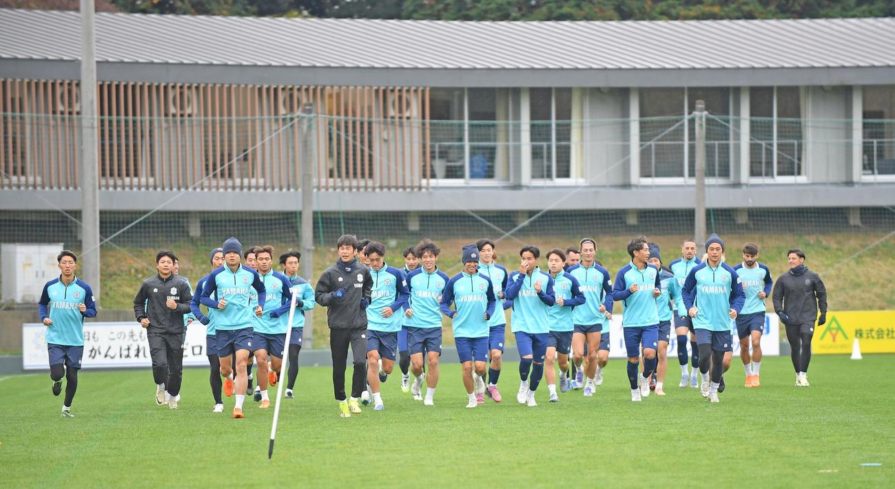逆転での昇格PO進出を目指して調整する磐田の選手たち