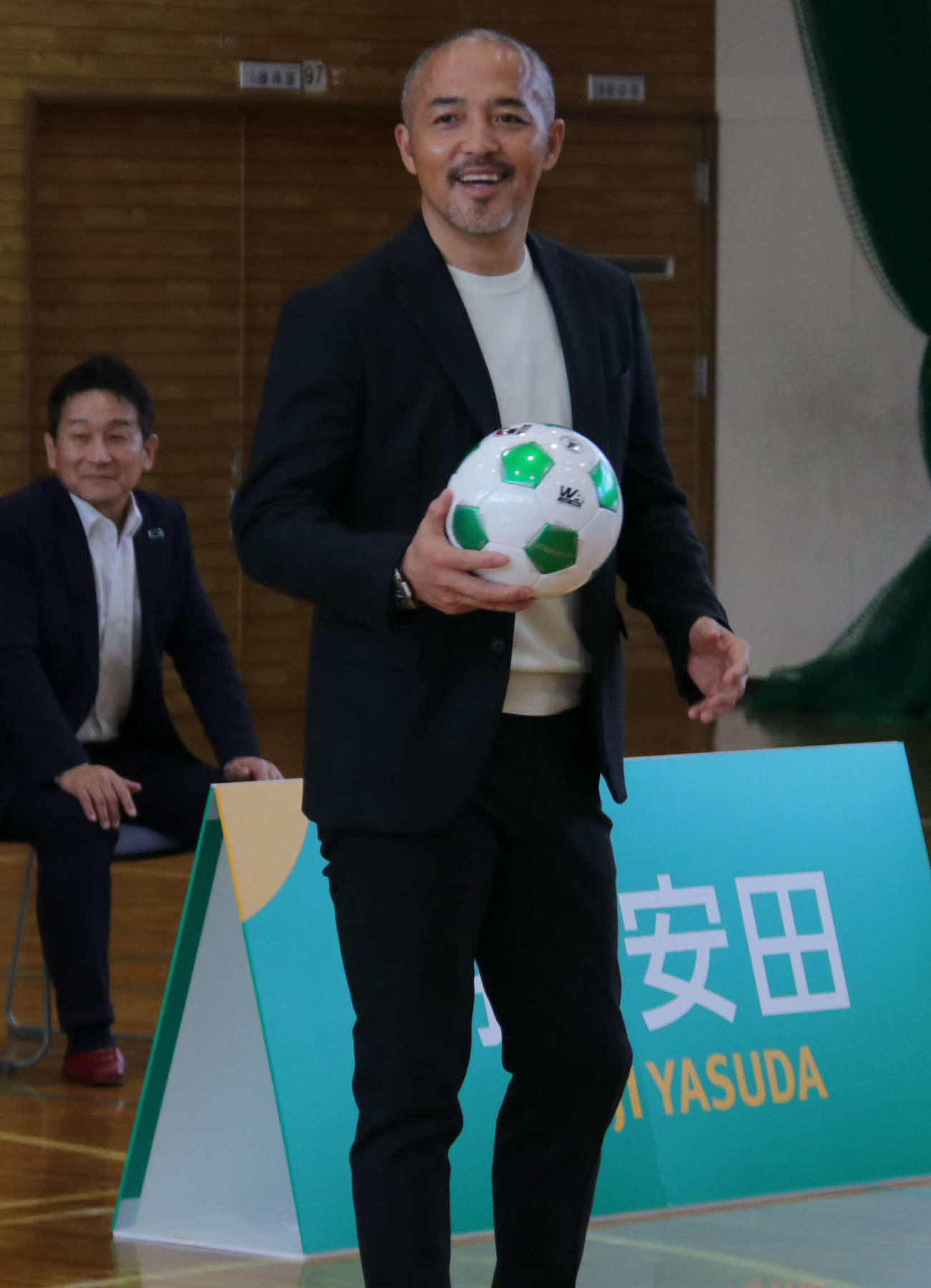 ボールを手に笑顔を見せる小野伸二氏