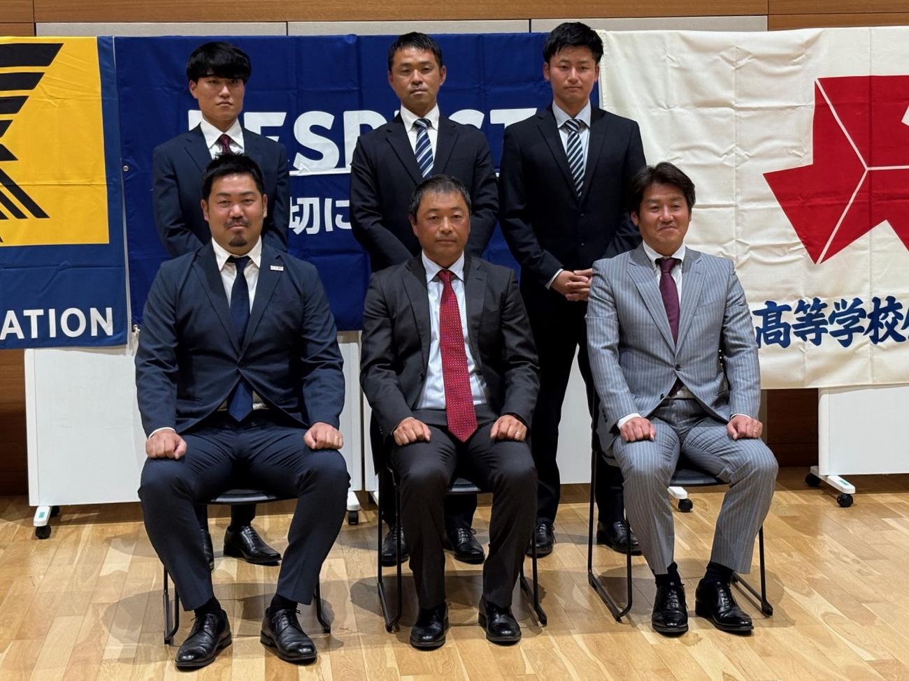 高校選手権の近畿代表校共同会見に出席した代表校の指導者