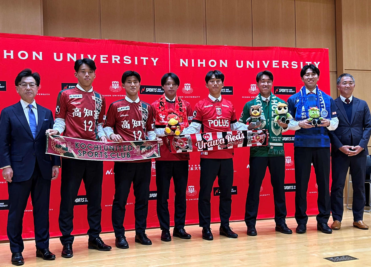 左から小田司部長、松本大地、浅野良啓、田中慶汰、植木颯、平尾勇人、五木田季晋、川津博一監督