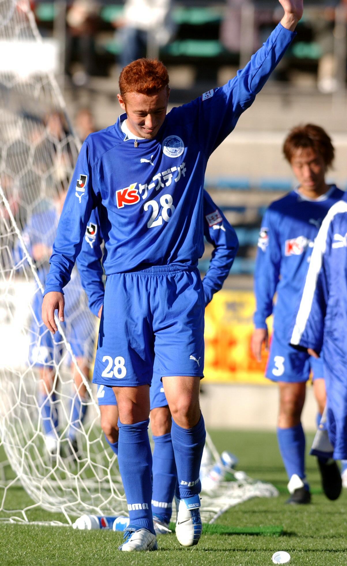 2003年12月　観客に手を振る水戸DF田中マルクス闘莉王