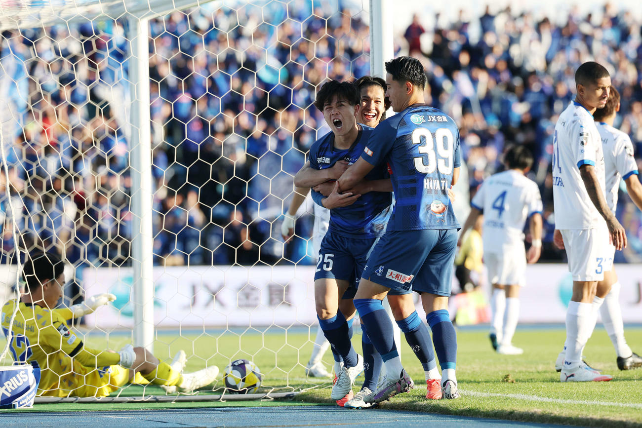 水戸対大分　後半、先制ゴールを決めチームメートと喜ぶ水戸多田（左）（撮影・宮地輝）
