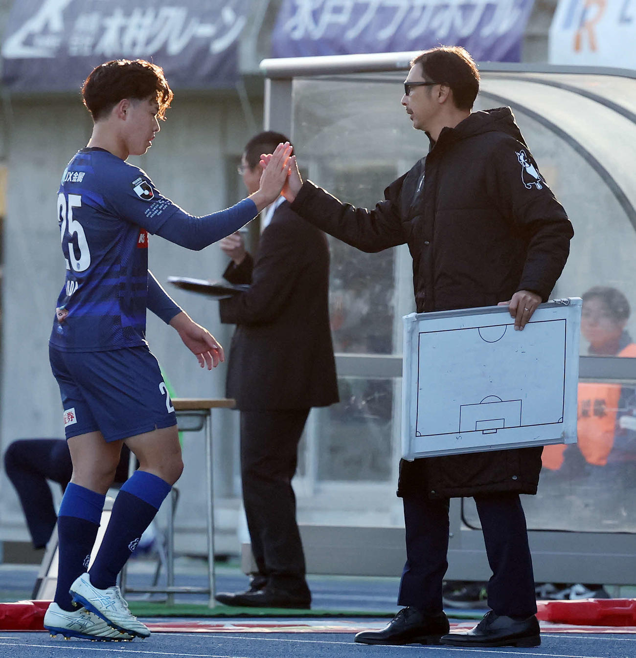 水戸対大分　後半、途中交代した水戸多田（左）とタッチする森監督（撮影・宮地輝）