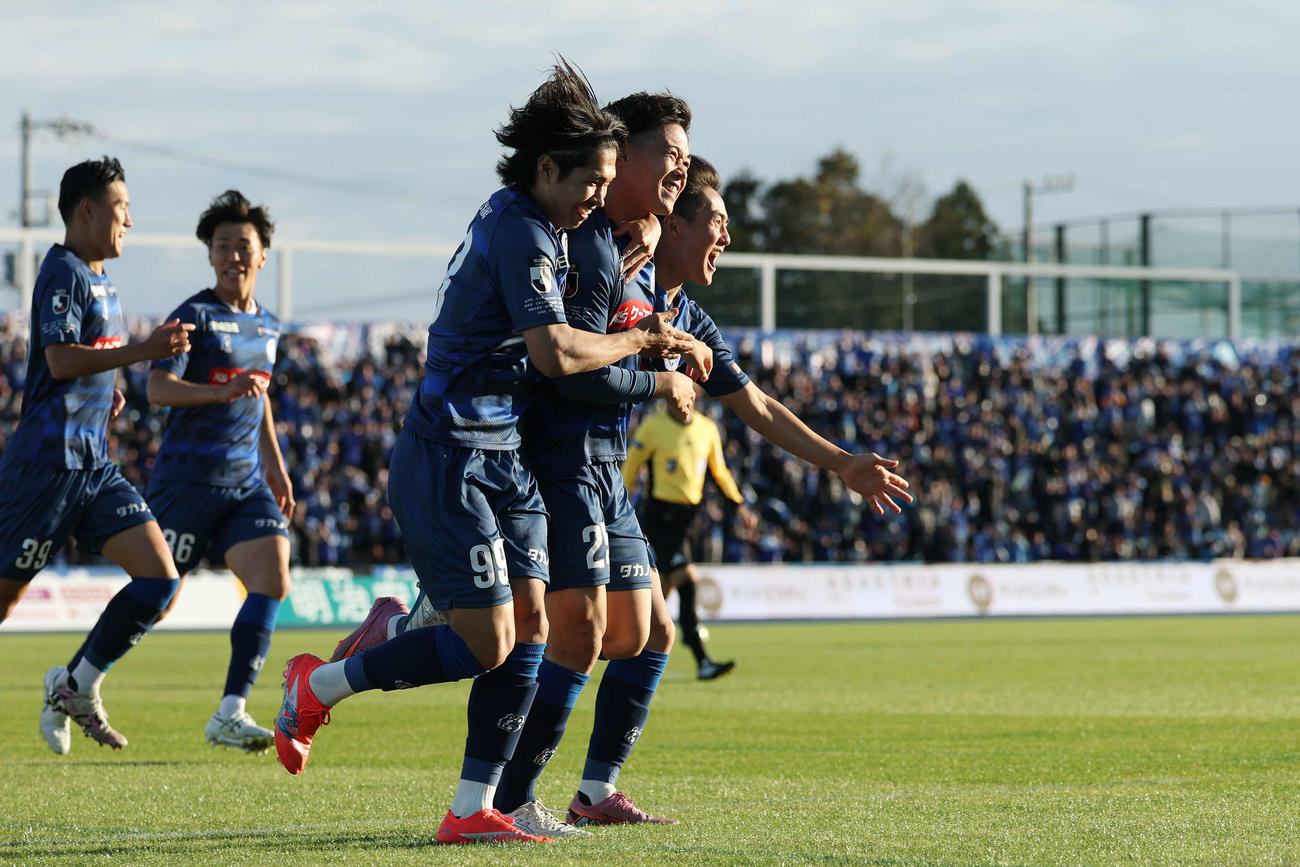 水戸対大分　後半、先制ゴールを決めチームメートと喜ぶ水戸多田（中央）（撮影・宮地輝）