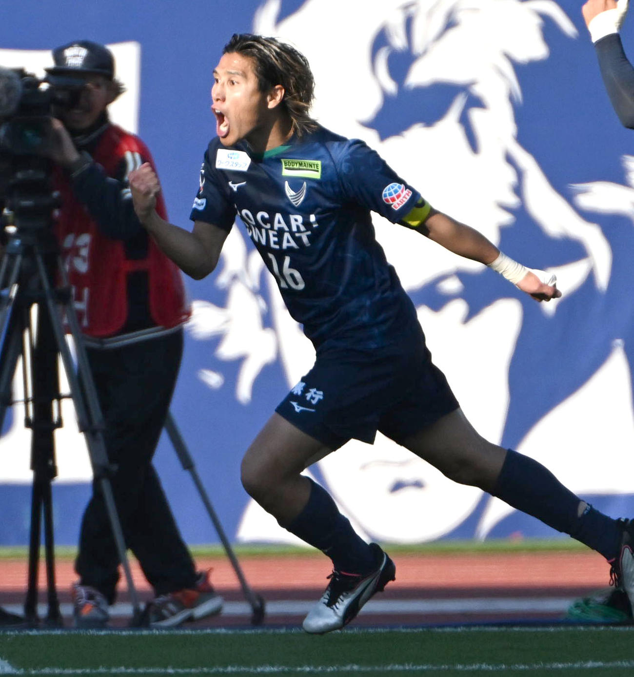 徳島対長崎　前半、ゴールを決めジャンプをして喜ぶ徳島渡（撮影・石井愛子）