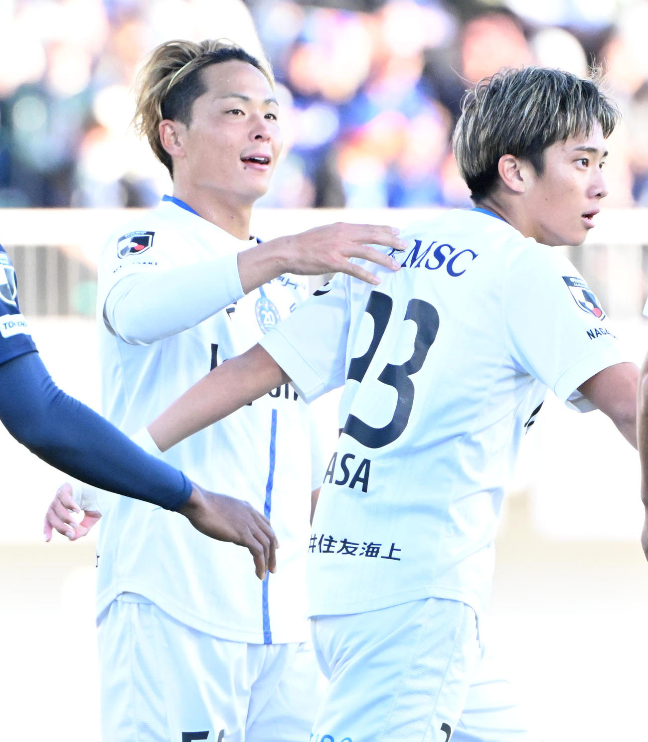 徳島対長崎　後半、ゴールを決め長崎笠柳（右）と喜ぶ翁長（撮影・石井愛子）