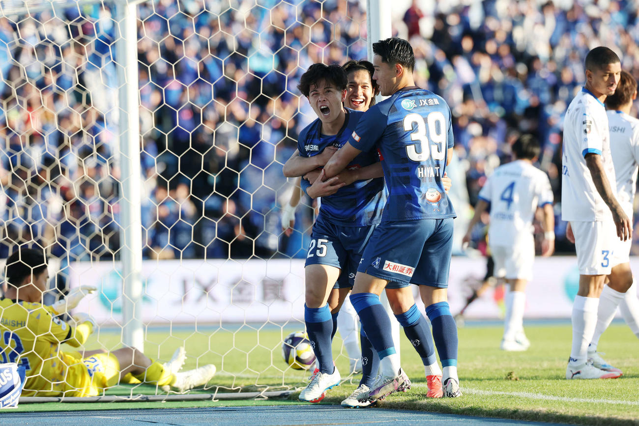 水戸対大分　後半、先制ゴールを決めチームメートと喜ぶ水戸多田（左）（撮影・宮地輝）